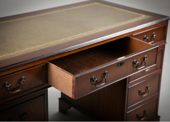 Письменный стол