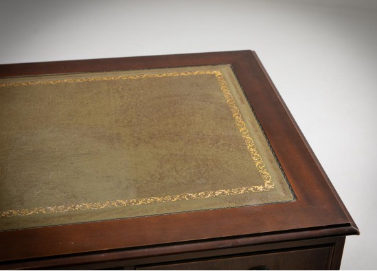 Письменный стол