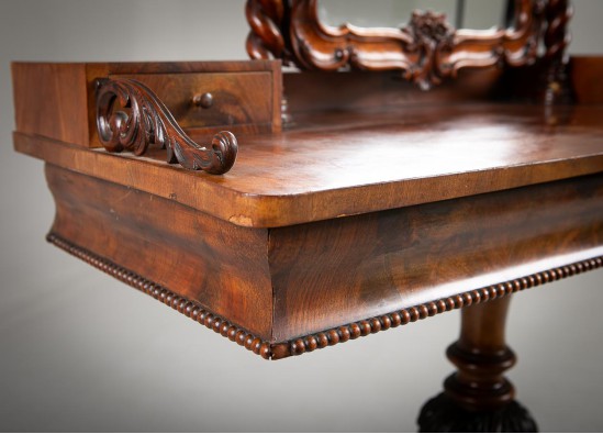 Косметический столик