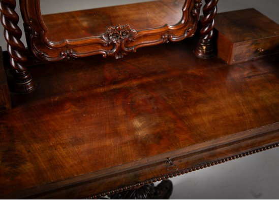 Kosmetinis staliukas