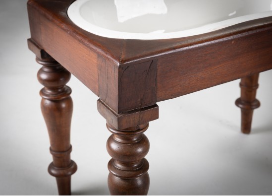 Стол с ванной