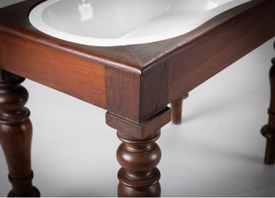 Стол с ванной