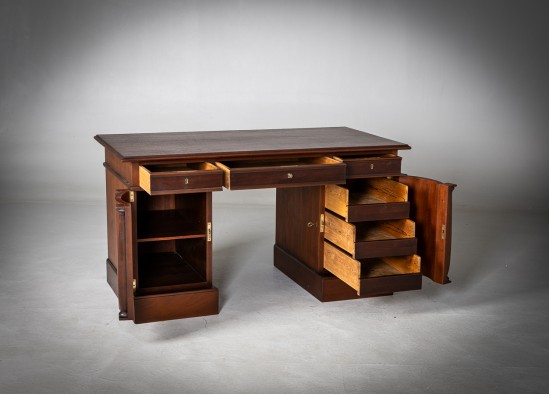 Письменный стол