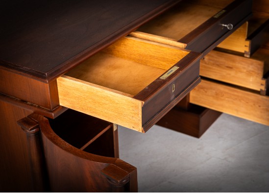 Письменный стол