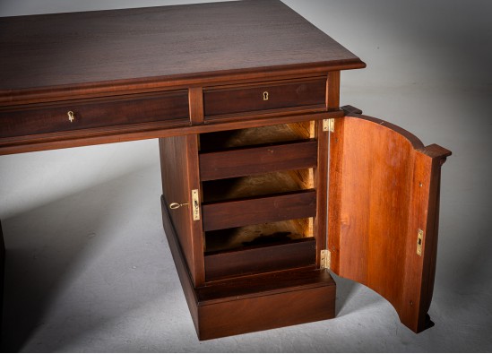 Письменный стол