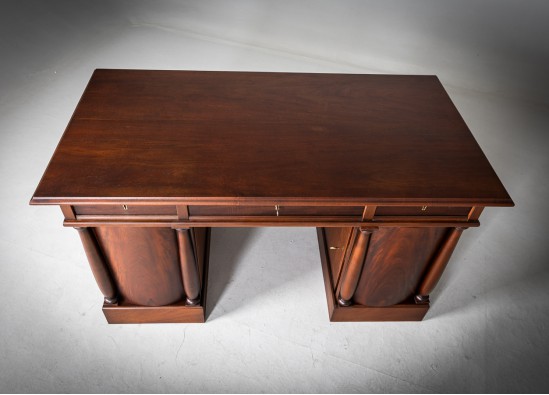 Письменный стол