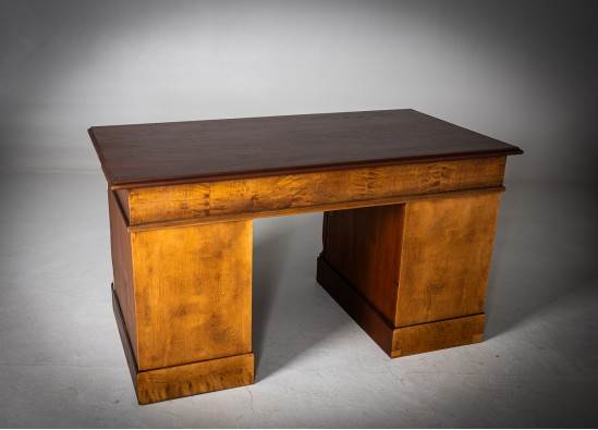 Письменный стол