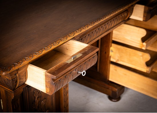 Письменный стол