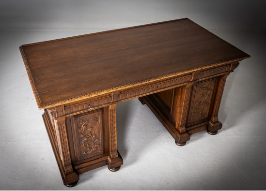 Письменный стол