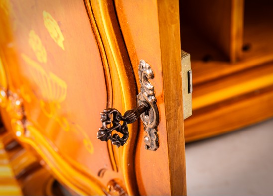 Посудный шкаф