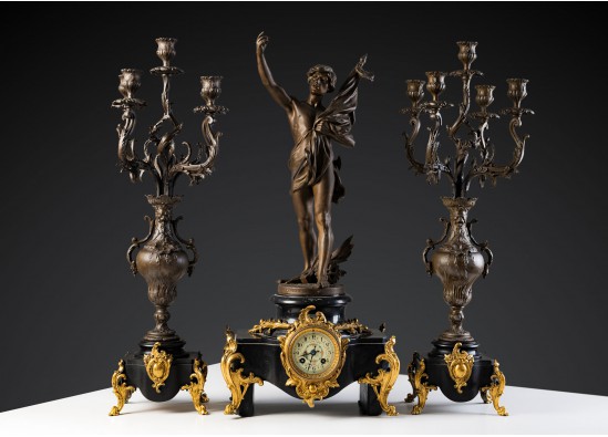 Часы и два подсвечника