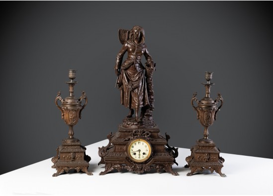 Часы и два подсвечники (2 шт.)