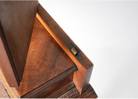 Vanity table