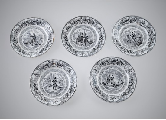 Set of 5 decorative plates.
