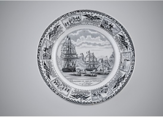 Set of 9 decorative plates.