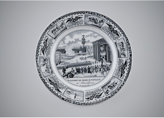 Set of 9 decorative plates.