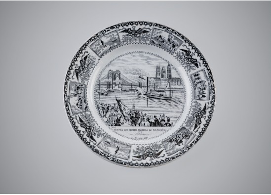 Set of 9 decorative plates.