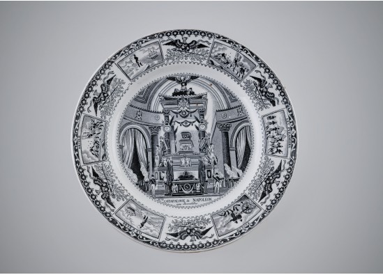 Set of 9 decorative plates.
