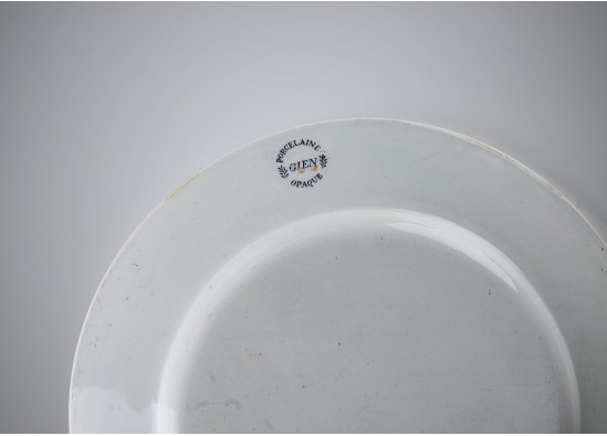 Set of 9 decorative plates.