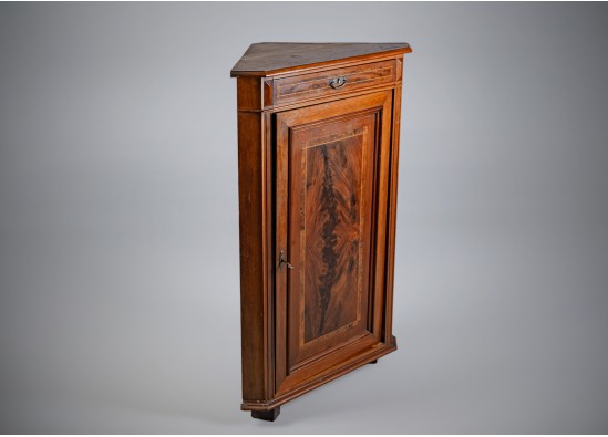 Corner dresser