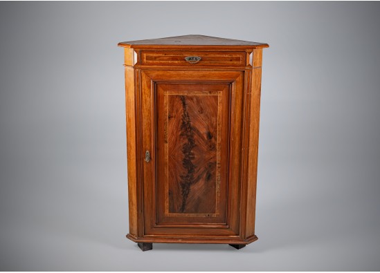 Corner dresser