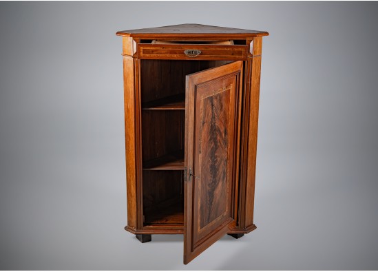 Corner dresser