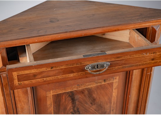 Corner dresser