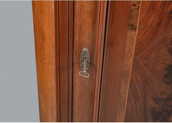 Corner dresser
