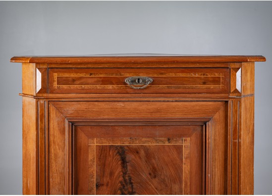 Corner dresser