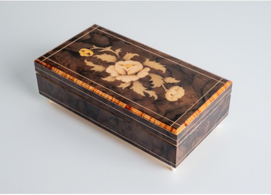 Musical jewelry box